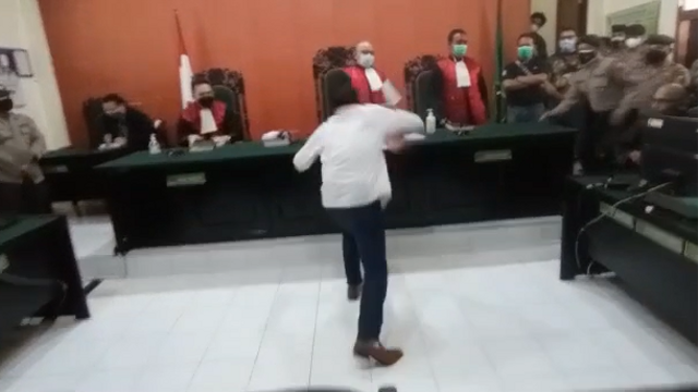 Aktivis antimasker di Banyuwangi Yunus Wahyudi menyerang majelis hakim saat vonis. Foto: PN Banyuwangi