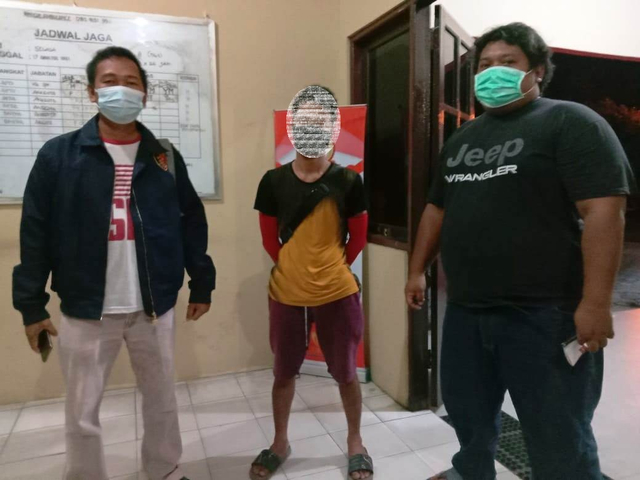 Pelaku pemalsuan suket bebas corona saat diamankan oleh polisi.