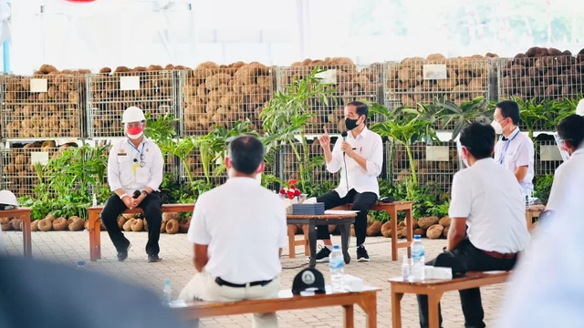Presiden dengarkan cerita petani milenial soal prospek cerah porang. Foto: Biro Pers Sekretariat Presiden/Laily Rachev