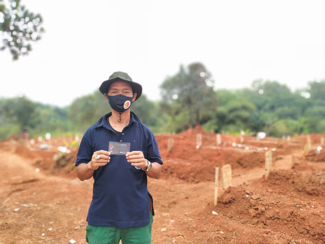 Petugas Pemakaman TPU Pasir Putih, Depok. Dok : YBM BRI