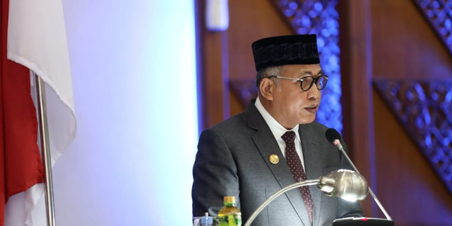 Gubernur Aceh Nova Iriansyah menyampaikan jawaban terkait pertanggungjawaban pelaksanaan APBA 2020 di gedung DPRA, Kamis (19/8) malam. Foto: Dok. Humas Setda Aceh