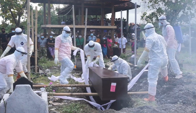 Relawan pemulasaran jenazah COVID-19 di Kabupaten Klungkung, Bali saat bertugas - IST