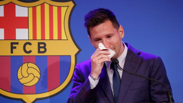 Lionel Messi menangis saat mengumumkan hengkang dari Barcelona ke PSG, Minggu (8/8). Foto: Albert Gea/REUTERS