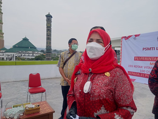 Wali Kota Bandar Lampung Eva Dwiana saat diwawancarai awak media, Jumat (20/8) | Foto : Sidik Aryono/ Lampung Geh