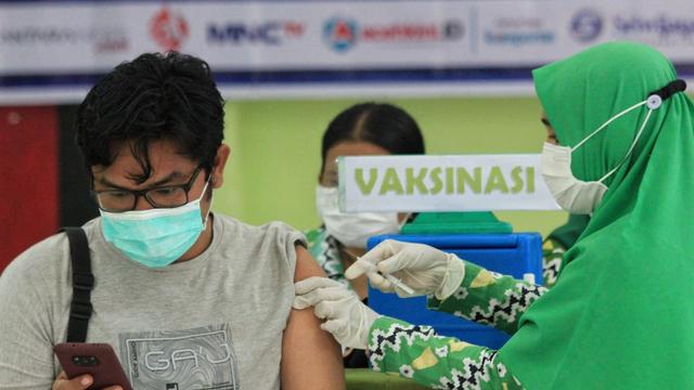 Seorang jurnalis di Kota Subulussalam mengiikuti vaksinasi COVID-19, Kamis (15/7/2021). Foto: Yudiansyah/acehkini