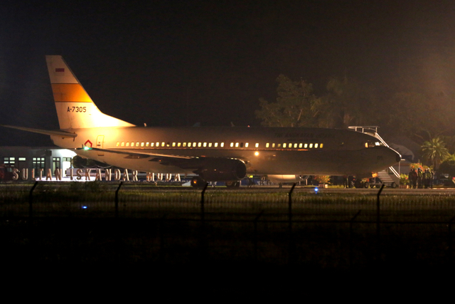 Pesawat TNI Angkatan Udara yang mengevakuasi warga negara Indonesia dari Afghanistan mendarat di Pangkalan TNI Angkatan Udara Sultan Iskandar Muda, Aceh, Jumat (20/8/2021). Foto: Irwansyah Putra/Antara Foto