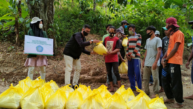 DD Lampung bersama TP PKK salurkan sembako ke petugas makam di Lampung, (Jumat, 20/08). Dok Dompet Dhuafa