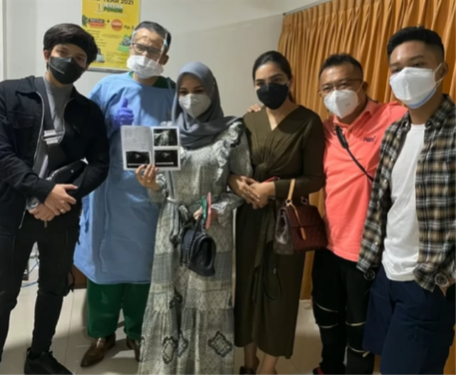 Anang Hermansyah dan Ashanty temani Aurel Hermansyah cek kandungan. Foto: Instagram/ashanty_ash