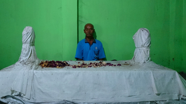 Jjuru kunci, Supangat, 62 tahun di depan Makam Kyai Guno Mrico. Foto: Widi Erha Pradana