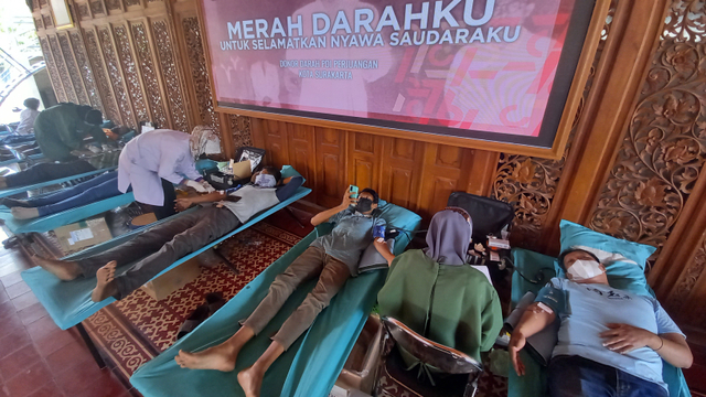 Para kader PDIP Solo mengikuti kegiatan donor darah massal di Pendopo Pucangsawit Solo. (FOTO: Agung Santoso)