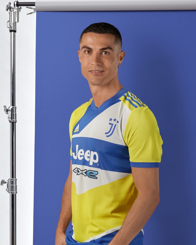 Cristiano Ronaldo memakai jersi ketiga Juventus untuk musim 2021/22. Foto: Twitter/@juventusfc