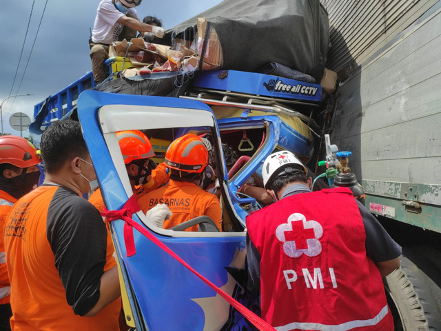 Truk bermuatan sambal menambrak truk yang sedang berputar arah di Ringroad Selatan, Bantul Di Yogyakarta. Foto: Dok. Istimewa