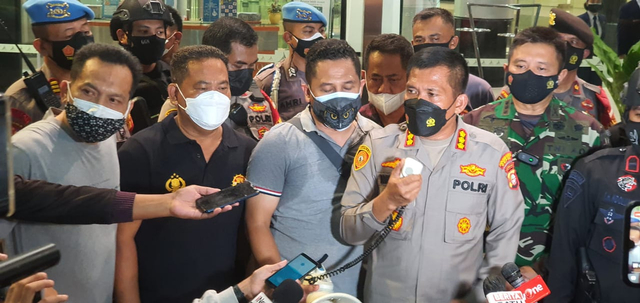Kapolsek Beji, Kompol Agus Khaeron saat press konferensi soal bangunan Mal Margo City Depok yang runtuh, sabtu (21/8).  Foto: Dok. Istimewa