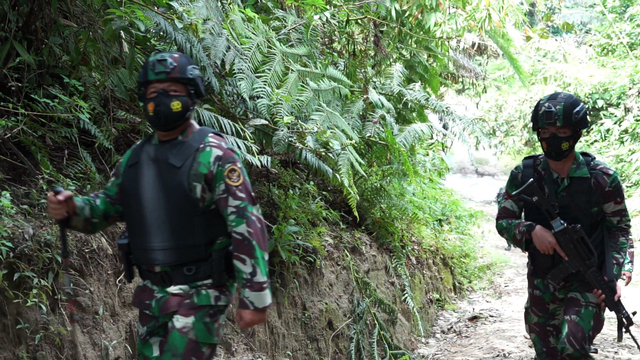 Danrem 132 Tadulako Brigjen TNI Farid Makruf (kiri) pimpin patroli penyisiran kelompok teroris Poso di Pegunungan Parigi Moutong dan Sigi. Foto: Tim PaluPoso
