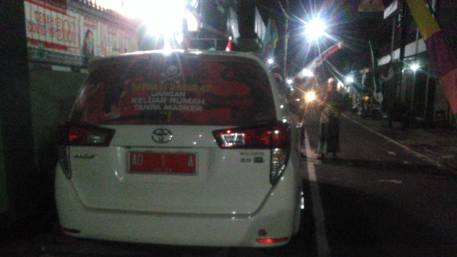Mobil Dinas Wali Kota Solo Gibran Rakabuming menginap di depan SMK Batik 2 Solo. (FOTO: Istimewa)