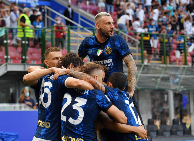 Selebrasi pemain Inter Milan saat pertandingan melawan Genoa di San Siro, Milan, Italia. Foto: Daniele Mascolo/Reuters