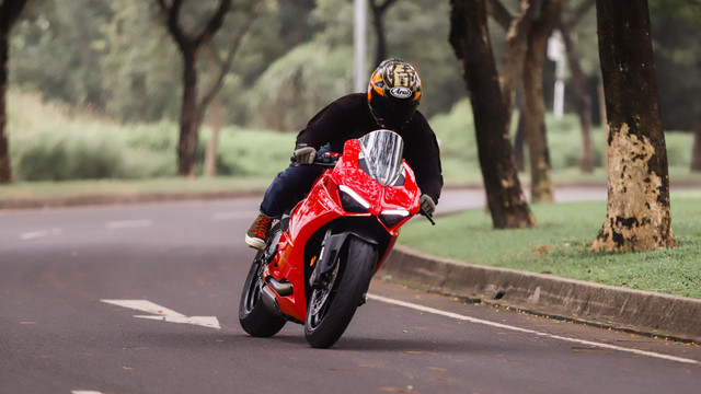 Mencoba performa Ducati Panigale V2. Foto: Bangkit Jaya Putra/kumparan