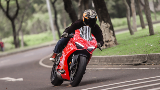 Handling lincah dari Ducati Panigale V2. Foto: Bangkit Jaya Putra/kumparan