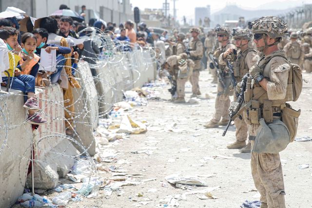 Marinir AS memberikan bantuan selama evakuasi di Bandara Internasional Hamid Karzai, di Kabul, Afghanistan, Jumat (20/8/2021). Foto:  Lance Cpl. Nicholas Guevara/U.S. Marine Corps/Reuters