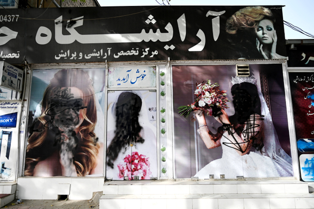 Salon kecantikan dengan gambar wanita yang dirusak menggunakan cat semprot di Shar-e-Naw di Kabul, Afghanistan, Rabu (18/8/2021). Foto: Wakil Koshar/AFP