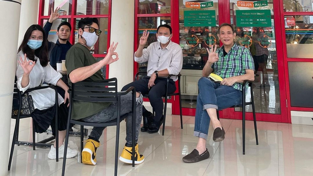 Pengusaha Muslim Jusuf Hamka ajak Ahok kunjungi warung Podjok Halal Desari. Foto: Instagram/@jusufhamka
