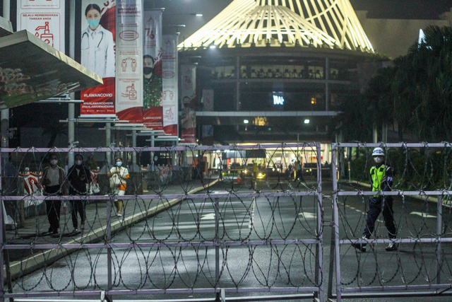 Petugas menutup akses masuk ke mal di MargoCity, Depok, Jawa Barat, Sabtu (21/8/2021). Foto: Asprilla Dwi Adha/ANTARA FOTO
