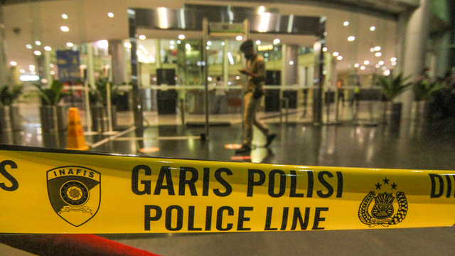 Garis polisi terpasang di depan pintu masuk mal MargoCity, Depok, Jawa Barat, Sabtu (21/8/2021).   Foto: Asprilla Dwi Adha/ANTARA FOTO