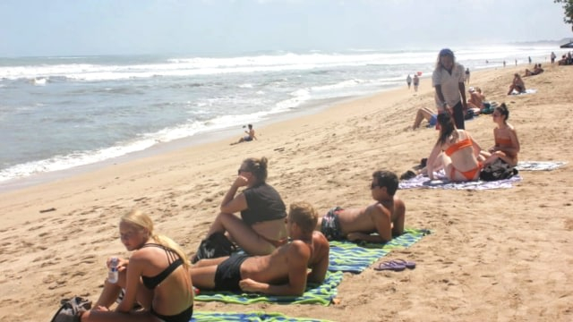 Ilustrasi: Turis asing di Pantai Kuta, Bali - IST