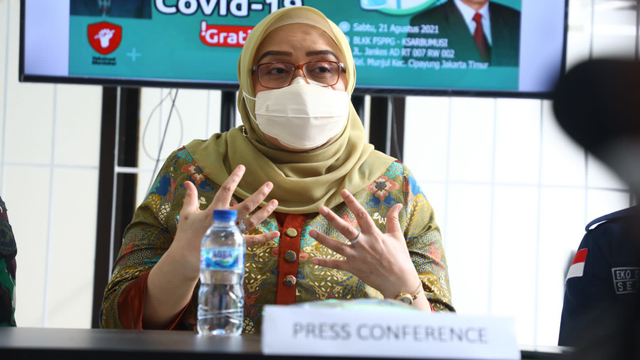 Dirjen PHI-Jamsos Kemnaker, Indah Anggoro Putri, saat meninjau pelaksanaan vaksinasi di BLK Komunitas FSPpG-K Saburmusi, Jaktim. Foto: Dok. Kemnaker