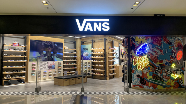 Vans Indonesia hadirkan konsep gerai baru, gandeng seniman lokal Ykha Amelz. Foto: Vans 
