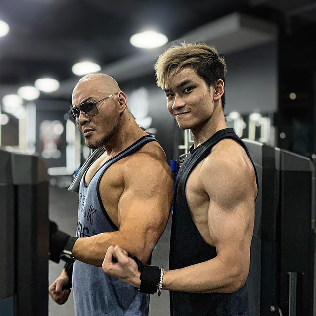 Deddy Corbuzier dan anaknya, Azka Corbuzier. Foto: Instagram/azkacorbuzier