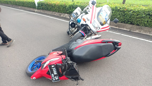 Hindari razia, pemotor tabrak sepeda motor polisi. Foto: Dok. Istimewa