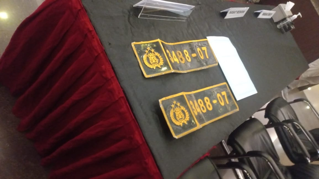 Dirlantas Polda Metro Jaya saat memeriksa mobil Fortuner berpelat Polri yang melawan arus dan menabrak kendaraan lain di Jaksel, Minggu (22/8). Foto: Dok. Istimewa