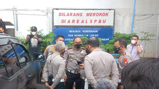 Dirlantas Polda Metro Jaya saat memeriksa mobil Fortuner berpelat Polri yang melawan arus dan menabrak kendaraan lain di Jaksel, Minggu (22/8). Foto: Dok. Istimewa