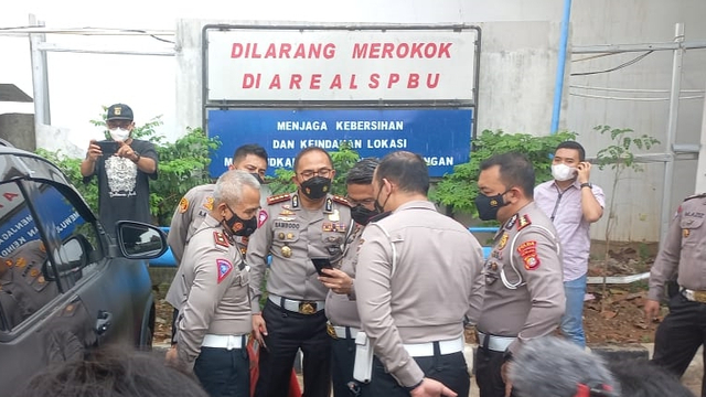 Dirlantas Polda Metro Jaya saat memeriksa mobil Fortuner berpelat Polri yang melawan arus dan menabrak kendaraan lain di Jaksel, Minggu (22/8). Foto: Dok. Istimewa