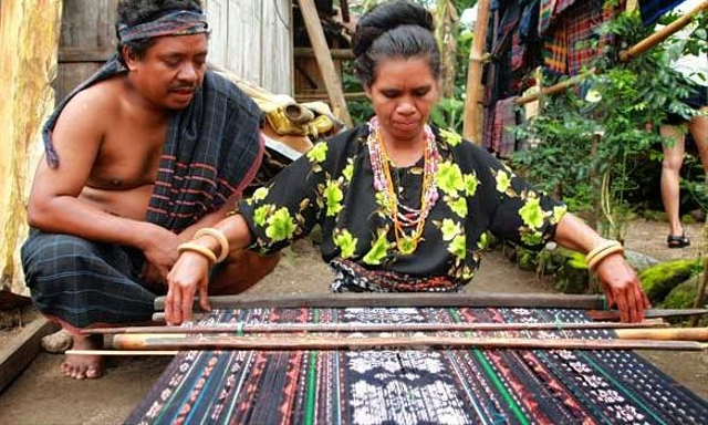Salah satu penenun di Sanggar Doka Tawa Tana, Desa Uma Uta. Foto : Istimewa