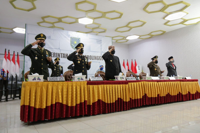 Wali Kota dan Forkopimda Kota Probolinggo mengikuti upacara penurunan bendera HTU ke 76 RI secara virtual