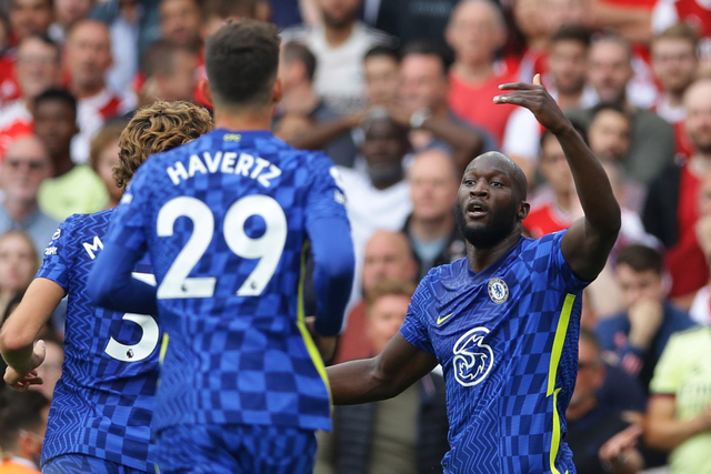 Selebrasi pemain Chelsea Romelu Lukaku usai mencetak gol ke gawang Arsenal pada pertandingan lanjutan Liga Inggris di Stadion Emirates, London, Inggris. Foto: David Klein/REUTERS