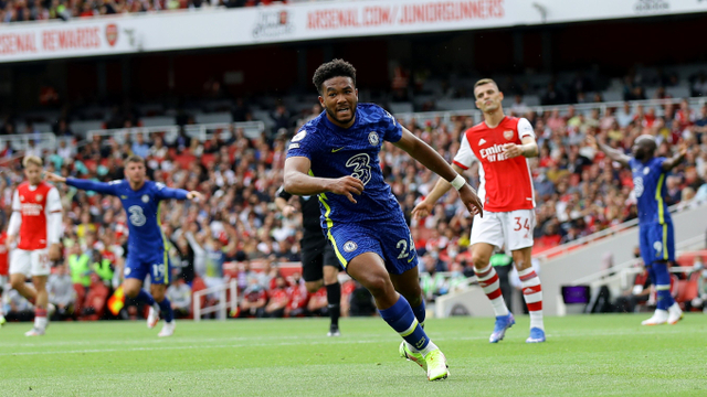 Selebrasi pemain Chelsea Reece James usai mencetak gol ke gawang Arsenal pada pertandingan lanjutan Liga Inggris di Stadion Emirates, London, Inggris. Foto: David Klein/REUTERS