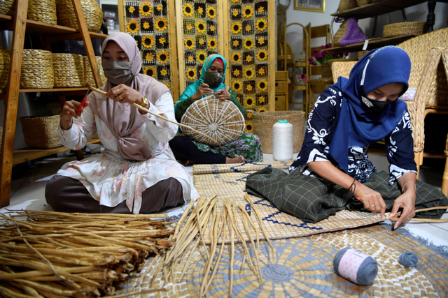 Perajin menyelesaikan kerajinan tangan yang berbahan dasar batang enceng gondok kering di UMKM Win's Rajut, Pasuruan, Jawa Timur. Foto: Zabur Karuru/ANTARA FOTO