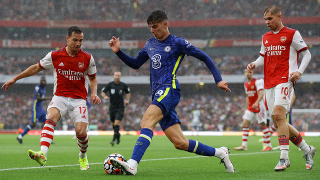 Pemain Chelsea Kai Havertz berusaha melewati pemain Arsenal pada pertandingan lanjutan Liga Inggris di Stadion Emirates, London, Inggris.
 Foto: David Klein/REUTERS
