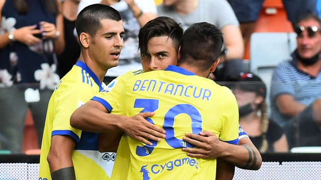 Selebrasi pemain Juventus Paulo Dybala usai mencetak gol ke gawang Udinese pada pertandingan Liga Italia di Dacia Arena, Udine, Italia. Foto: Massimo Pinca/REUTERS