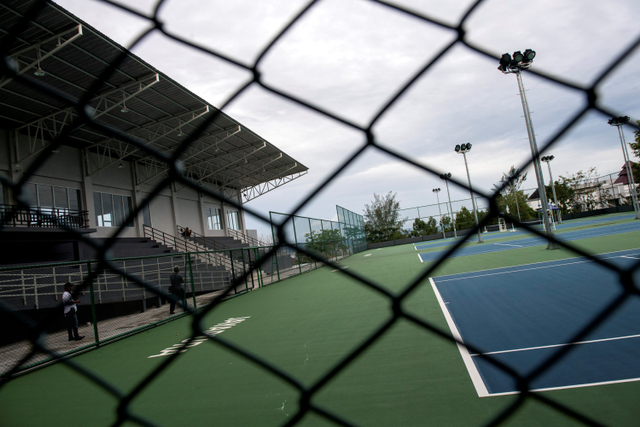 Suasana lapangan tenis untuk PON XX Papua di kompleks kantor Wali Kota Jayapura, Papua, Minggu (22/8). Foto: M Agung Rajasa/ANTARA FOTO