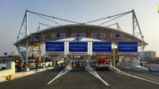 Gerbang tol di ruas tol dalam kota Kela Gading-Pulo Gebang. Foto: Dok. Kementerian PUPR