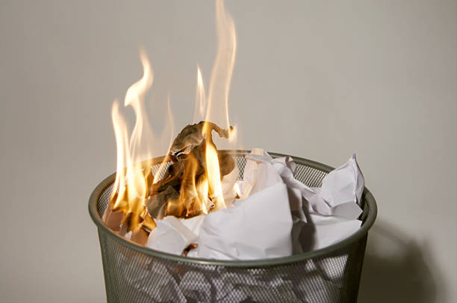 Ilustrasi kertas dibakar. Foto: iStock