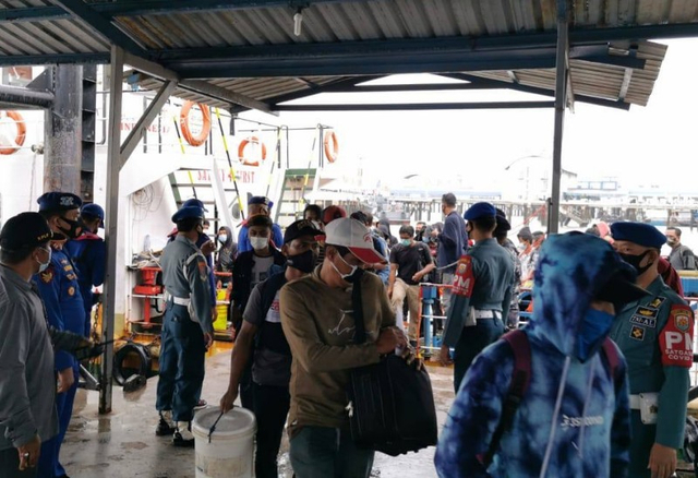 Penumpang KM Kelud tiba di Pelabuhan Tanjungbalai Karimun (Foto:Edo/Batamnews)