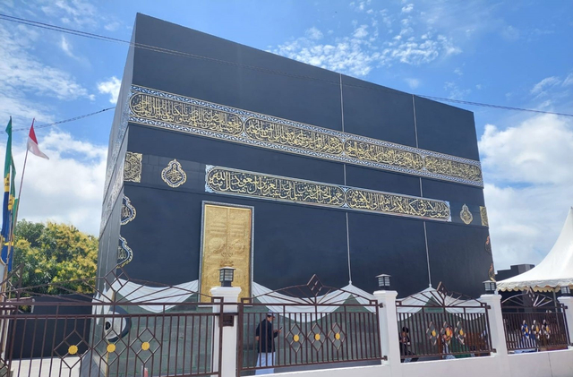 Masjid Nurul Azizil Hakim, masjid berbentuk Ka'bah di Kabupaten Majene, Sulawesi Barat. Foto: Dok. Istimewa