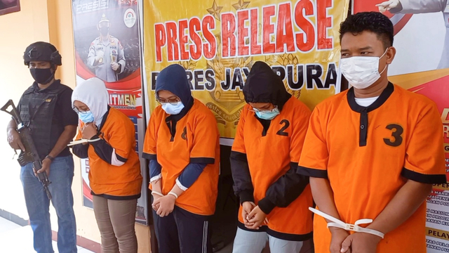 Pelaku pembuatan surat PCR palsu di Bandara Sentani Jayapura. (BumiPapua.com/Katharina) 