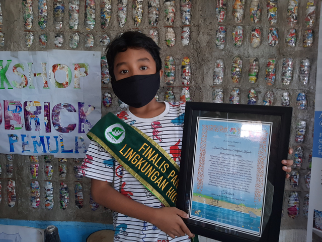Aat menunjukkan sertifikat pelatihan Ecobrick yang diberilan oleh GEA. Foto-foto: Amanah Nur Asiah/Basra