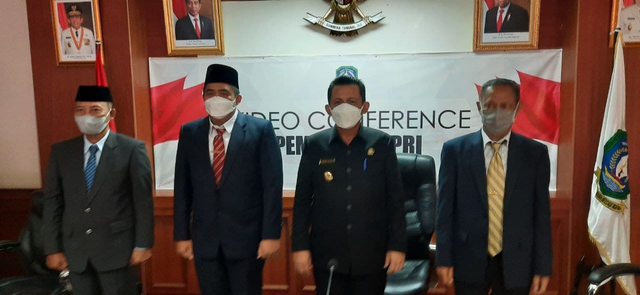 Robby Kurniawan menerima SK sebagai Plt Bupati Bintan setelah Bupati Apri Sujadi ditangkap KPK. (Foto: Sutana/Batamnews)